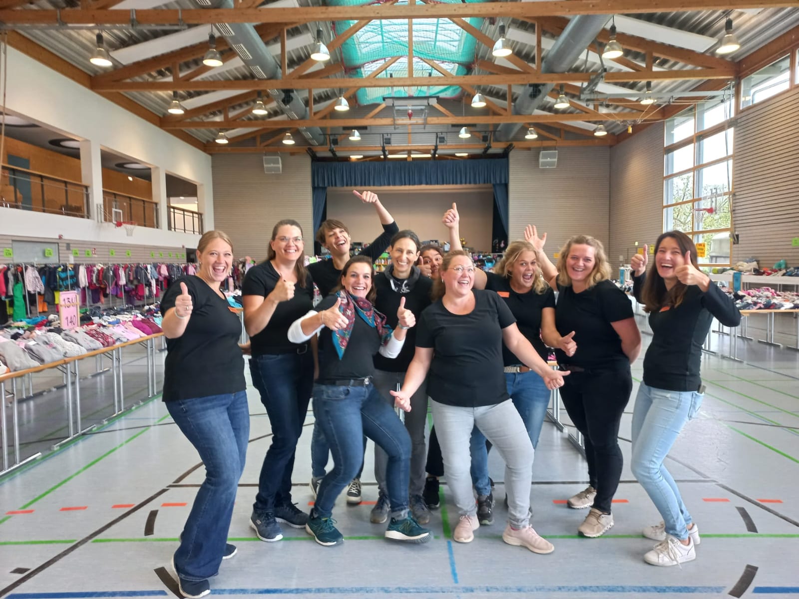 Das Team des Kleiderbasars Obereisenbach in der Mehrzweckhalle